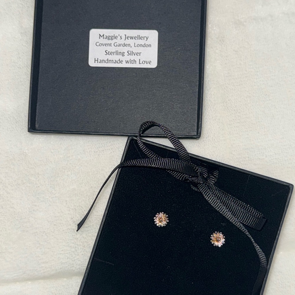 Daisy flower earring studs